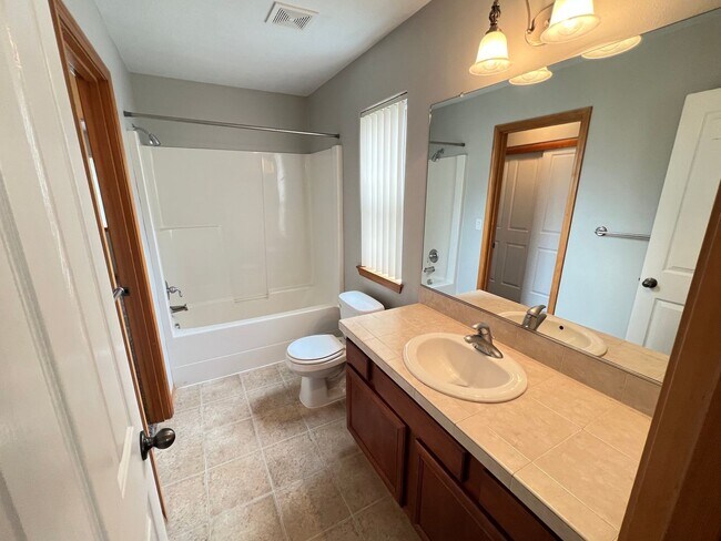 Building Photo - 747-747 SE Tampa St