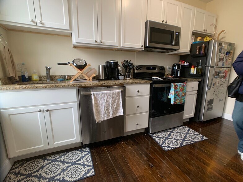 Building Photo - 92 University Rd