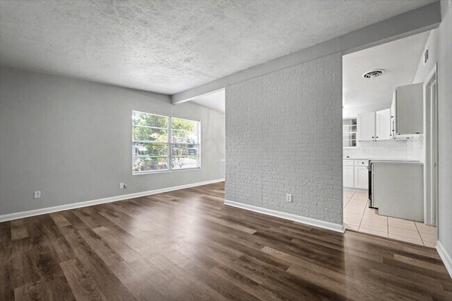 Building Photo - 7010 Arques Rd