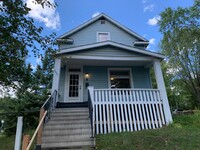 Building Photo - AVAILABLE April 1st - 3 BED 1 BATH