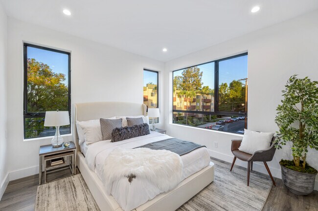 Building Photo - 18303 Oakbury Cir