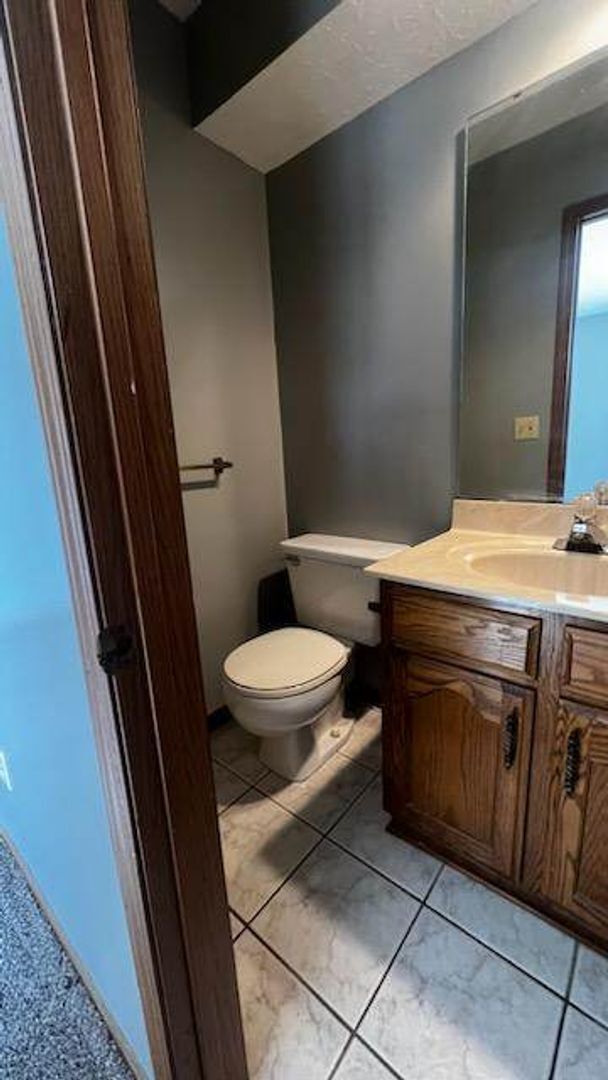 Building Photo - DUPLEX! 2 Bedroom 2 bathroom!