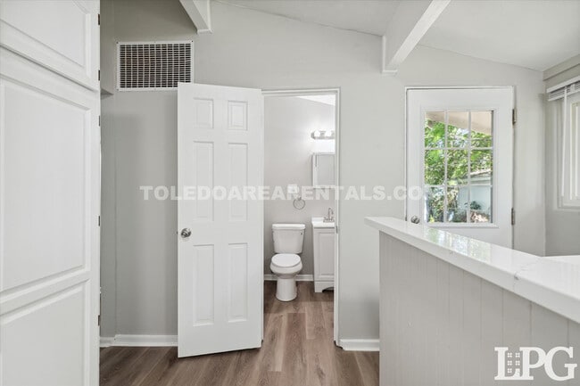 Building Photo - 804 Village Trail