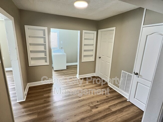 Building Photo - 1065 N Holmes St