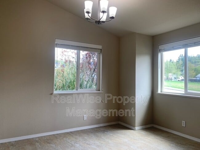 Building Photo - 112 SE Independence Dr