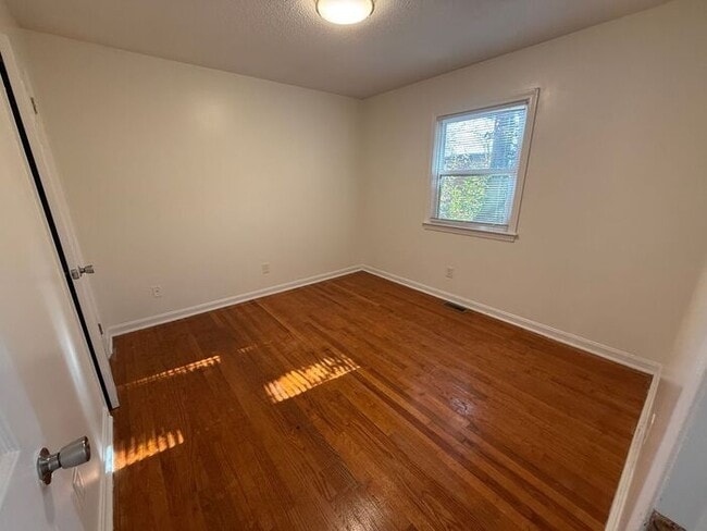 Building Photo - Adorable 2 bed 1 Bath Apartments off Gorman St!