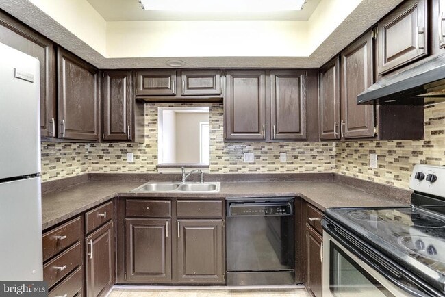 Building Photo - 6388 New Haven Ct