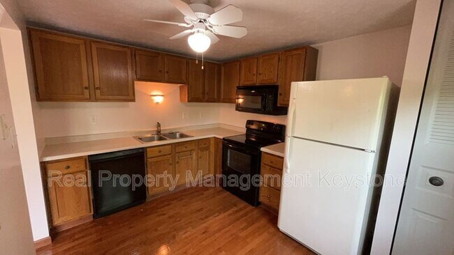 Building Photo - 176 Russets Cir