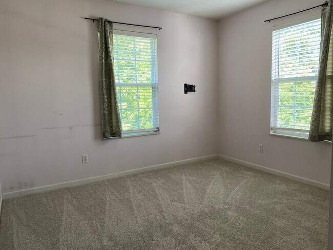 Building Photo - Knoxville 37931 - 4 bedroom, 2.5 bath home - Contact Susan Calabrese (865) 591-9204