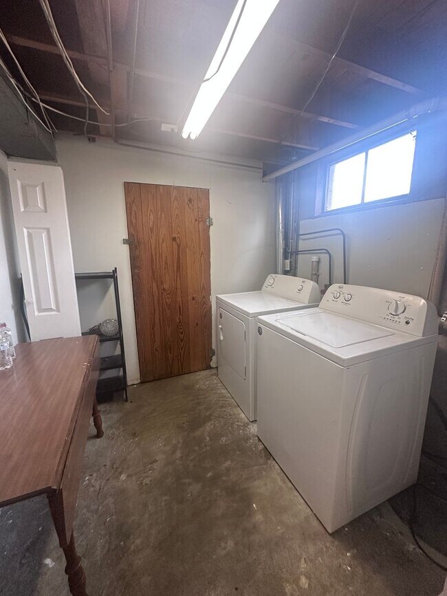 Building Photo - 3 bed, 2 full bath House in 40218 - $2,000/month
