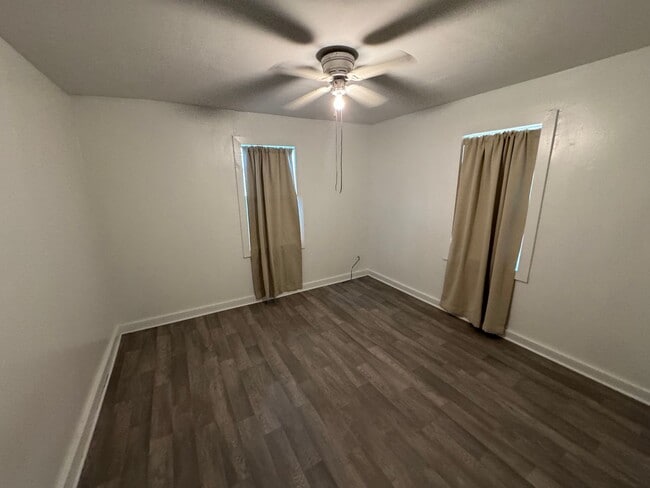 Building Photo - 2 Bedroom House