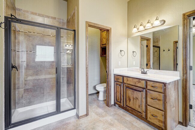 Building Photo - 1713 Pinewood Dr