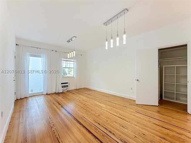 Building Photo - 2463 Pine Tree Dr