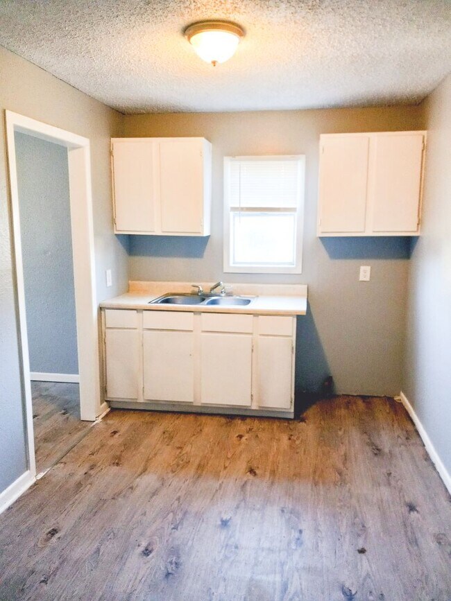 Building Photo - Handyman Special $0 First Month's Rent / “...