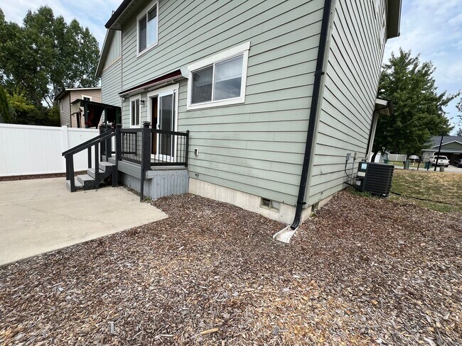 Building Photo - 3 bed, 2.5 bath townhouse