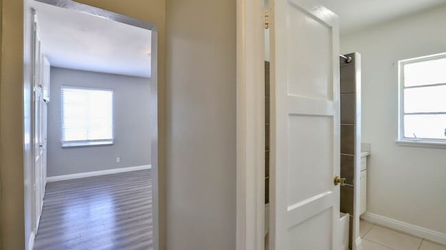 Building Photo - Fully REMODELED 3bed 2bath SFR. Great loca...