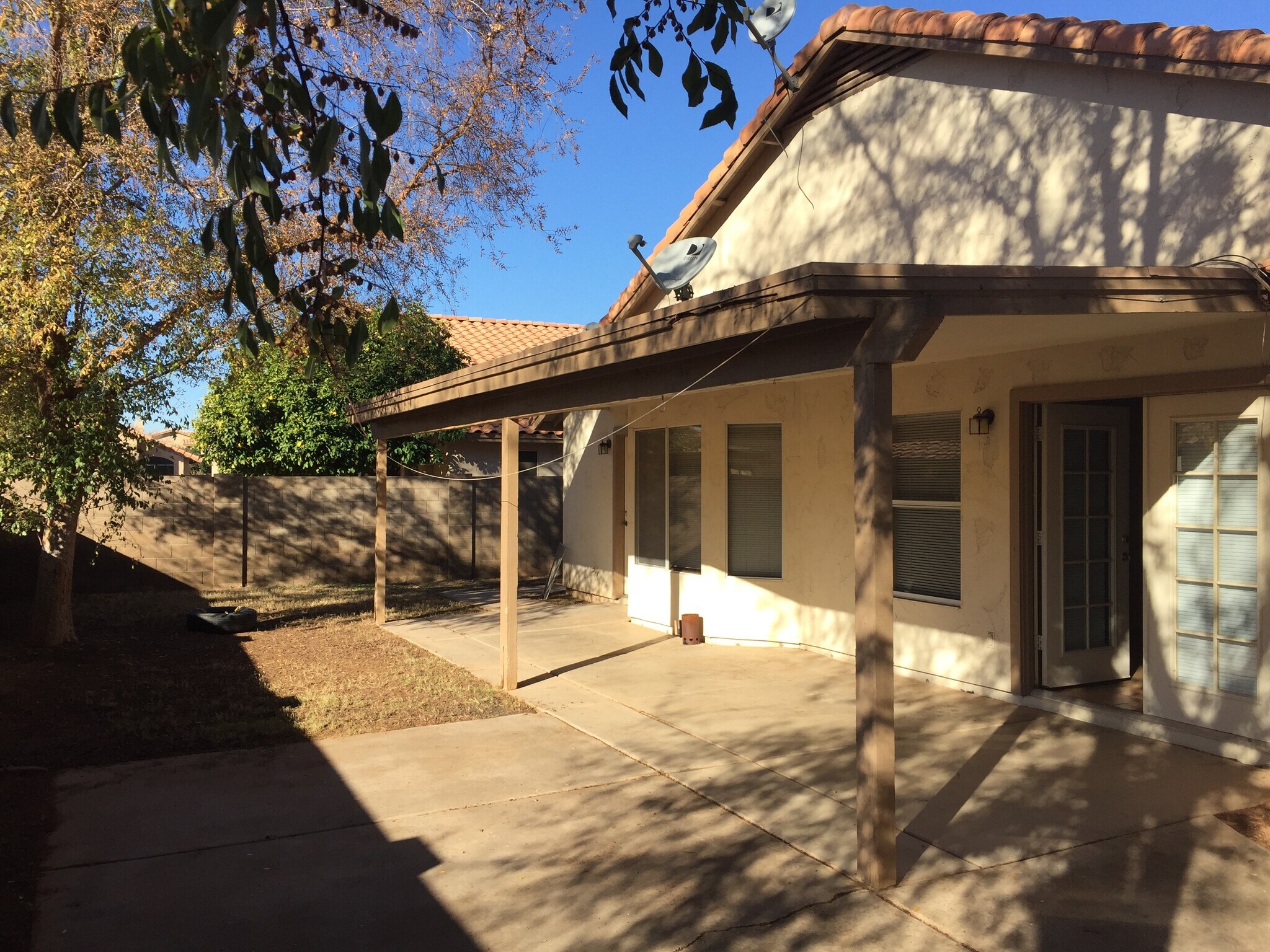 Building Photo - 741 W Hackamore St