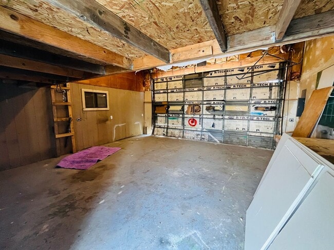 Building Photo - 4 bed, 3 bathroom Home