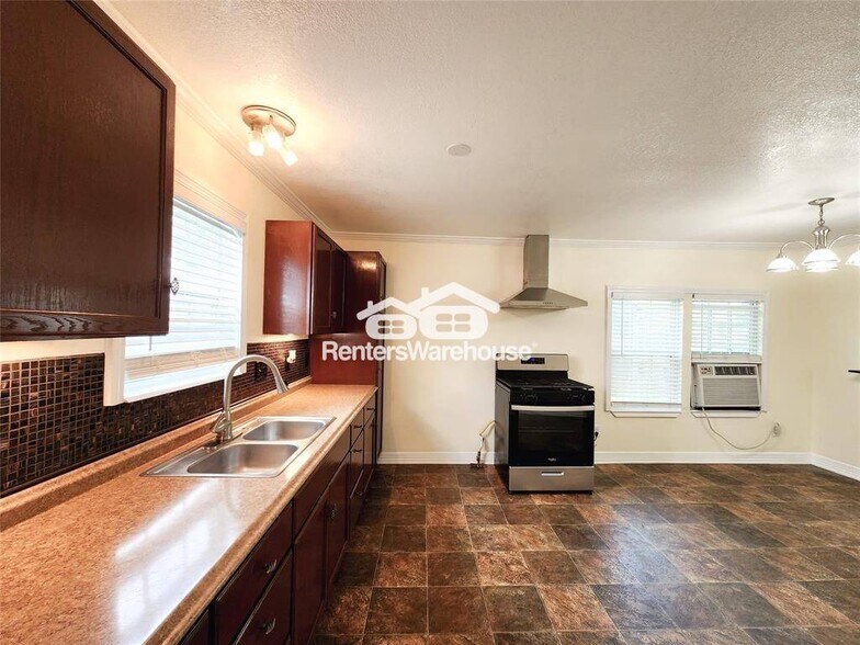Building Photo - 1204 De Boll St