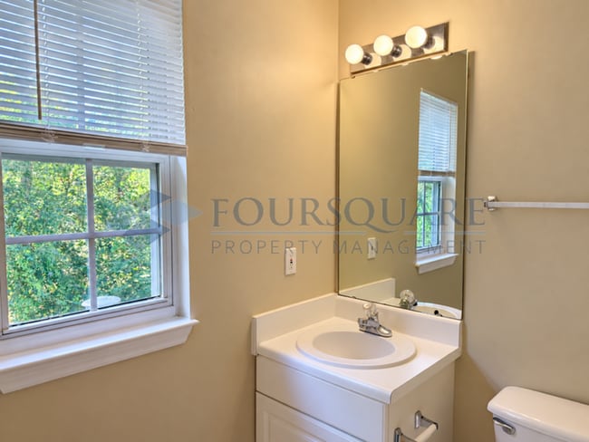 Building Photo - Inviting Townhome with En-Suite Secondary Bedroom, Back Patio & Community Pool – Raleigh Location