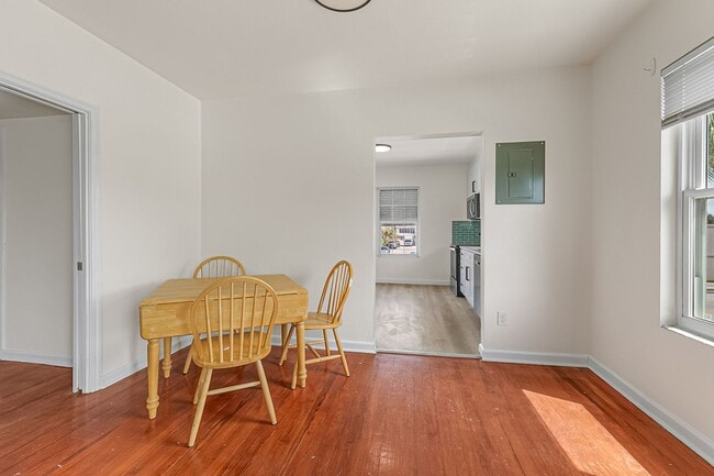 Building Photo - 1008 E Strawbridge Ave