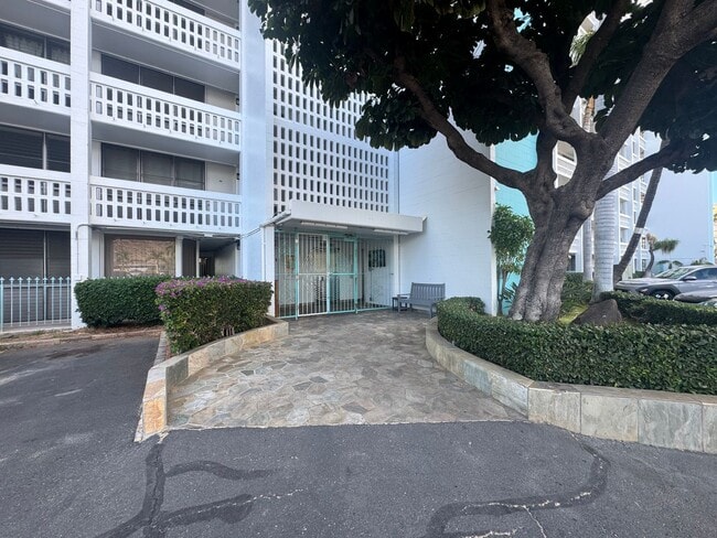 Building Photo - Oceanfront 1 Bedroom, 1 Bath - Makaha Beach Cabanas (Unfurnished)