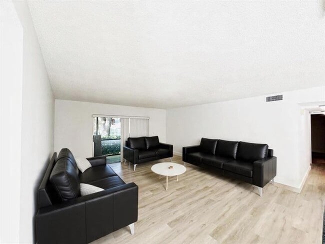 Building Photo - 709 Gardens Dr