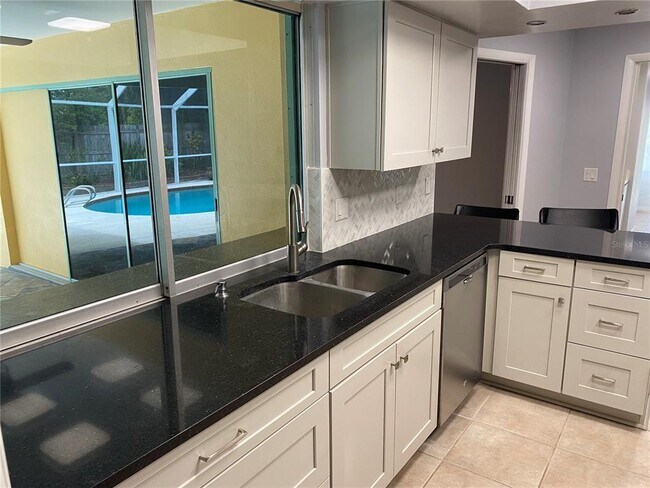 Building Photo - 701 Bluff View Dr