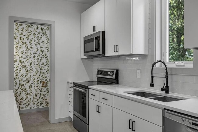 Building Photo - Great condo in East Nashville off Gallatin...