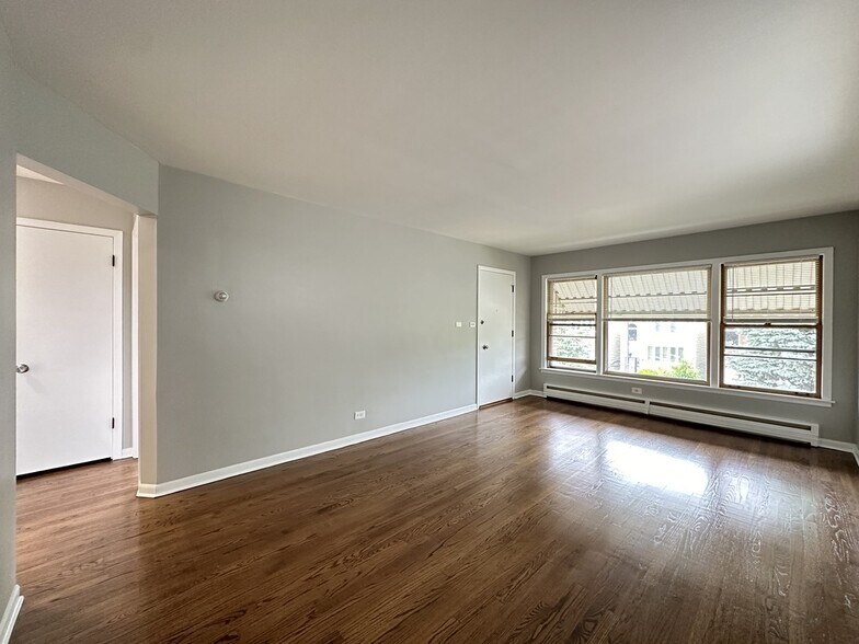 Building Photo - 5837 W Addison St