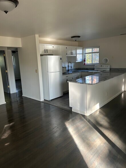 Building Photo - 8441 Cottonwood Dr