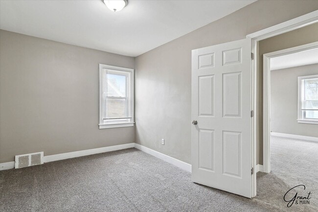 Building Photo - $1500 Large 3 bedroom home