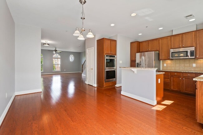 Building Photo - 3 BEDROOM, 4 BATHROOM TOWNHOME AVAILABLE MARCH 1STNOW AT SUMMERFIELD RESIDENCES AT VICTORY PROMEN...