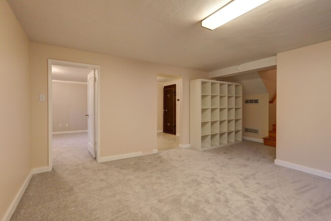 Building Photo - Unique Laurelhurst 3 Bedrooms with 2 Bathr...