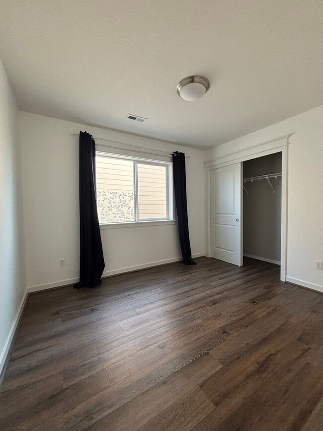 Building Photo - 2 Story Home in the Desirable Columbia Estates Development