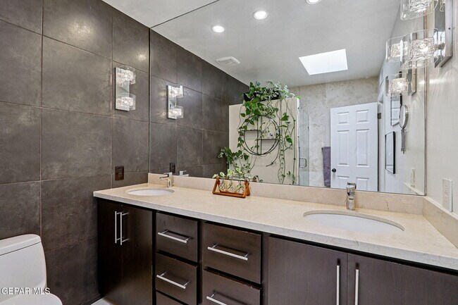 Building Photo - 904 Turney Dr
