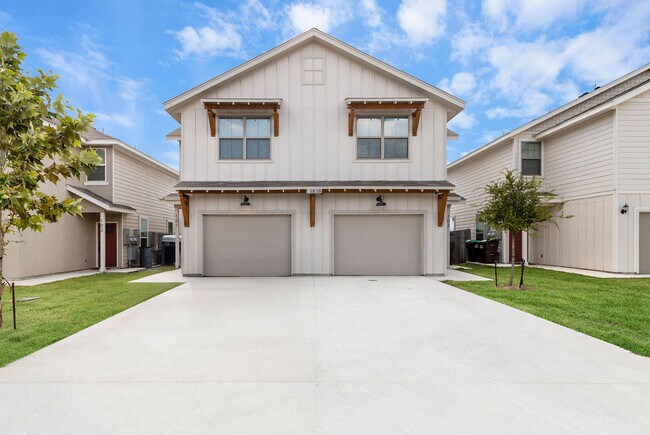 Building Photo - 13838 Enzo Gate