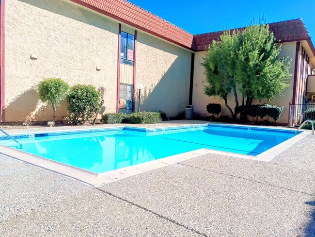 Building Photo - Refurbished 1bd Condo on First Floor With Pool