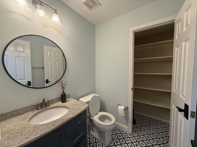 Building Photo - 10905 Dodge Cattle Dr