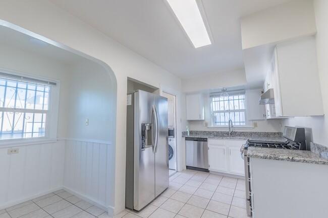 Building Photo - Beautiful 2 Bed +office, den garage, 1 Bath