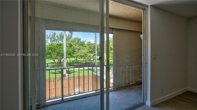 Building Photo - 933 NE 24th Ave