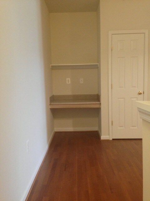 Building Photo - 830 Beverley Dr