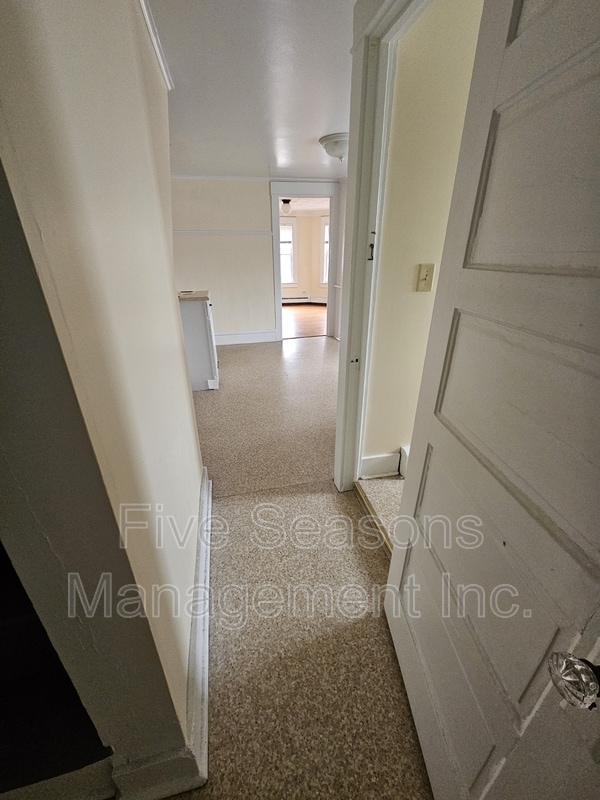 Building Photo - 465-467-467 Colchester Ave