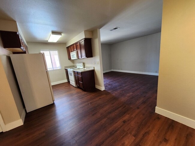 Building Photo - Beautiful Bella Vita 1 Bedroom/1 Bath unit.