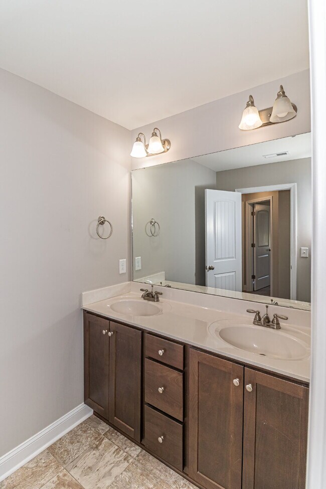 Building Photo - 208 Weeping Willow Dr