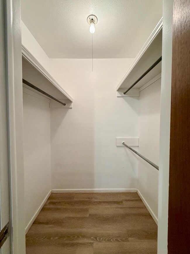 Building Photo - Beautiful Fully Remodeled 2 bedroom Townhome