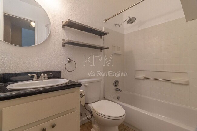 Building Photo - 445 Almond Dr