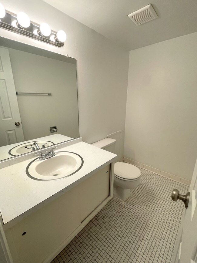 Building Photo - Two Bedroom Apartment Available for Rent!
