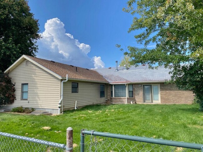 Building Photo - Beautiful home single level entry with out buildings and amazing landscaping - shorter term lease...