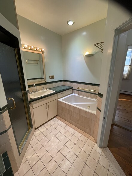 upstairs full bath - 950 Western Ave